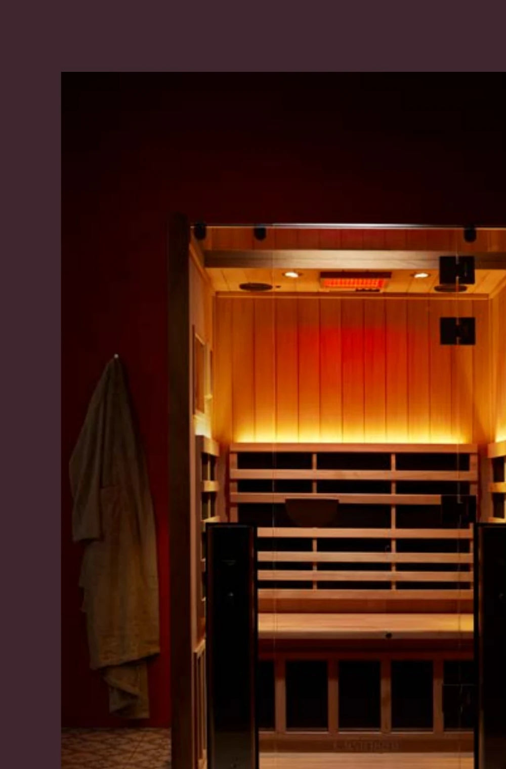 Beleuchtete Clearlight Infrarotsauna in einer ruhigen Umgebung